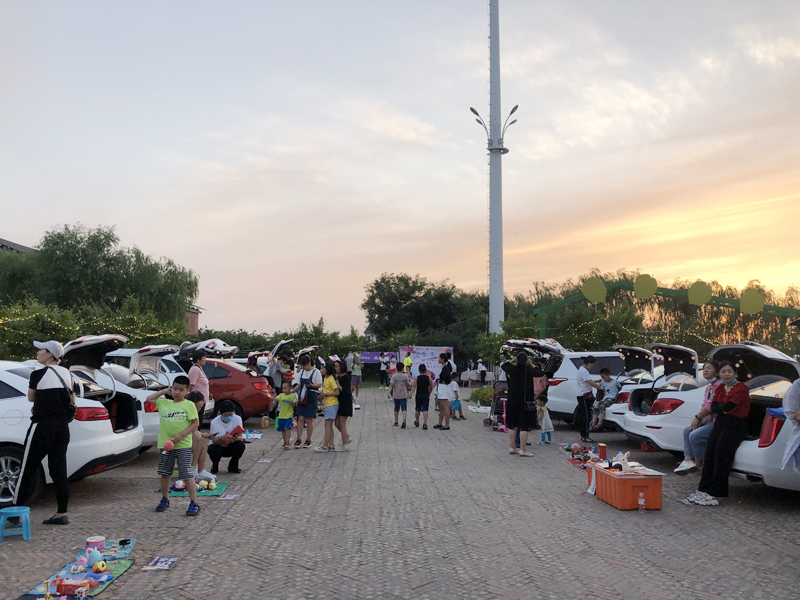 夏令營(yíng)挑戰(zhàn)地?cái)偨?jīng)濟(jì)，覽眾房車(chē)不一樣的活動(dòng)